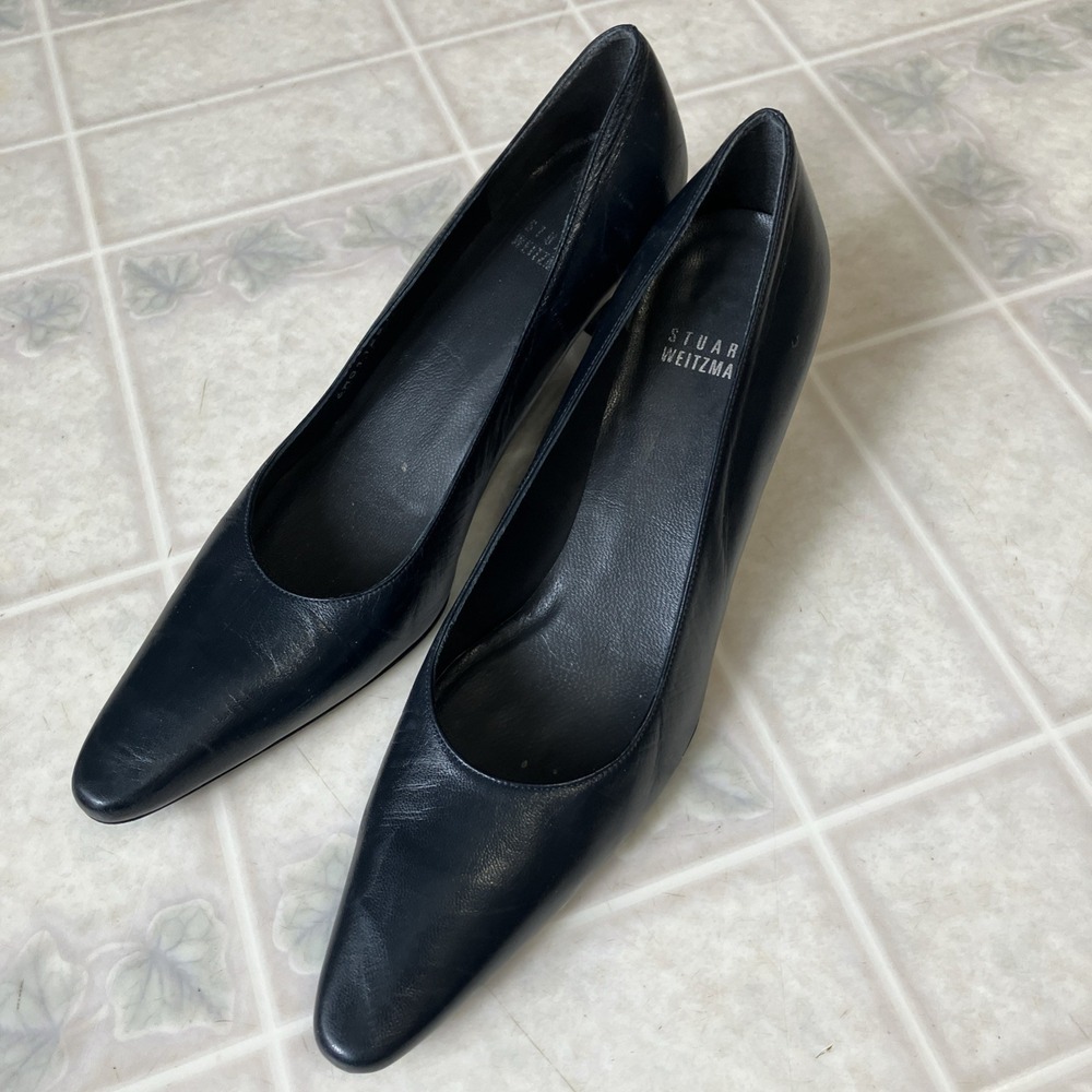 Stewart Weitzman Women's navy Blue 90's Vintage Pointed Toe 2.25 Heel Size 7 N